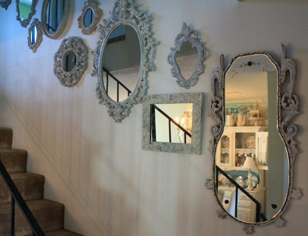 Зеркало на стене без рамки. Зеркала в интерьере. Дом зеркал. Интерьерные зеркала на стену. Декор стены зеркалами.